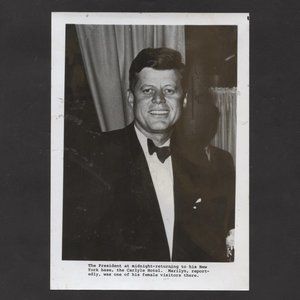 VINTAGE 1961 UPI PRESS PHOTO OF PRESIDENT JOHN F KENNEDY  6.5 X 8 INCHES